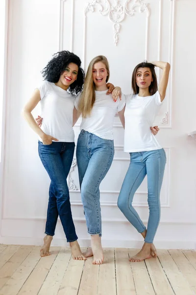 Retrato Tres Seductoras Mujeres Multiétnicas Pie Juntas Sonriendo Cámara Aisladas — Foto de Stock