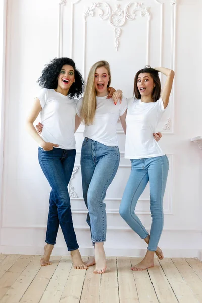 Retrato Tres Seductoras Mujeres Multiétnicas Pie Juntas Sonriendo Cámara Aisladas — Foto de Stock