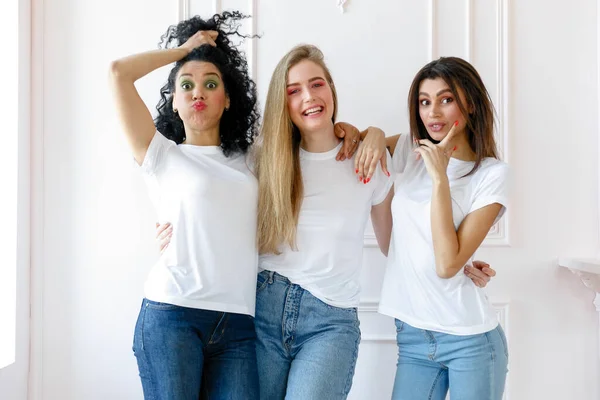 Retrato Tres Seductoras Mujeres Multiétnicas Pie Juntas Sonriendo Cámara Aisladas — Foto de Stock