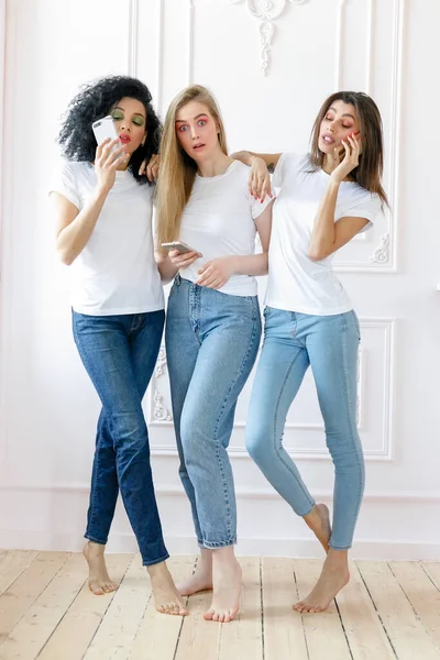 Retrato Tres Seductoras Mujeres Multiétnicas Pie Juntas Sonrientes Tres Hermosas — Foto de Stock