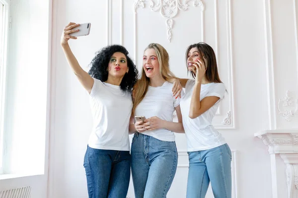 Портрет Трьох Спокусливих Багатоетнічних Жінок Стоять Разом Посміхаються Три Красиві — стокове фото