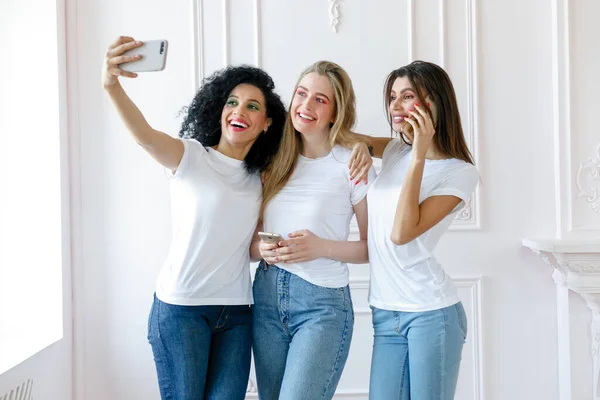 Retrato Tres Seductoras Mujeres Multiétnicas Pie Juntas Sonrientes Tres Hermosas — Foto de Stock