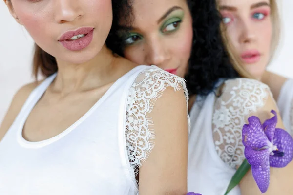 Portré Három Gyönyörű Multiracionális Fiatal Különböző Típusú Bőr Lányok Sorban — Stock Fotó