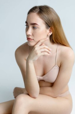 Bej rengi mayo giyen kadın izole edildi. Mayo Modeli. Rio Bottoms, Brabrassiere. Kızlar Özeti. Kadın mayo iç çamaşırı.