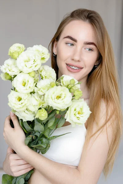 Menina Feliz Bonito Branco Shirt Segurando Buquê Olha Para Flores — Fotografia de Stock