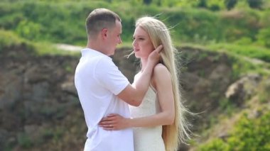 Açık havada gelinlik giymiş güzel genç bir çift. Aşk hikayesi. resim gibi bir manzara. İlişki ve aşk. Yavaş çekim 4K