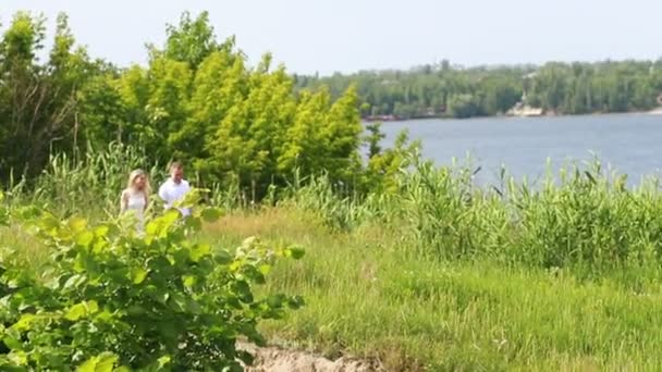 Belo Jovem Casal Ternos Casamento Livre História Amor Paisagem Pitoresca — Vídeo de Stock