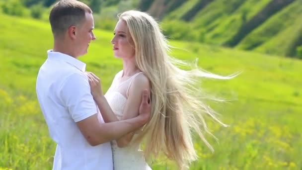 Frumos Cuplu Tânăr Costume Nuntă Aer Liber Povestea Dragoste Peisaj — Videoclip de stoc