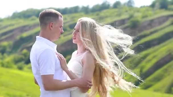 Gyönyörű Fiatal Pár Esküvői Öltönyben Szabadban Szerelmi Történet Festői Táj — Stock videók