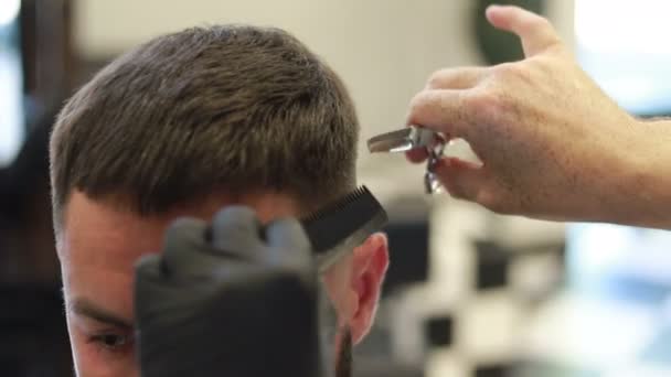 Berber Müşterinin Saçını Makasla Keser Kapatın Çekici Erkek Berber Dükkanında — Stok video