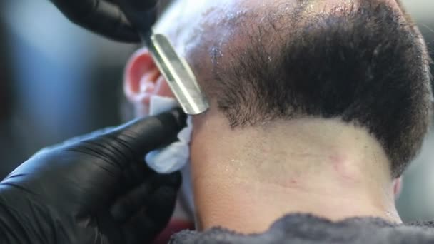 Peluquero Profesional Afeita Barba Del Cliente Con Navaja Afeitar Barba — Vídeos de Stock