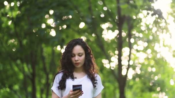 Retrato Una Joven Relajada Parque Verano Leyendo Mensaje Texto Teléfono — Vídeos de Stock