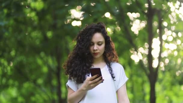 Retrato Una Joven Relajada Parque Verano Leyendo Mensaje Texto Teléfono — Vídeos de Stock