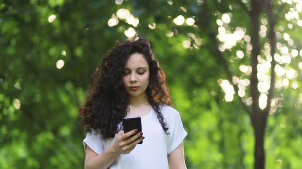 Retrato Una Joven Relajada Parque Verano Leyendo Mensaje Texto Teléfono — Vídeos de Stock