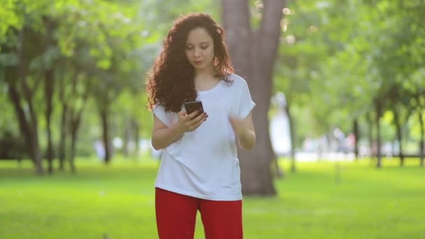 Retrato Una Joven Relajada Parque Verano Leyendo Mensaje Texto Teléfono — Vídeos de Stock