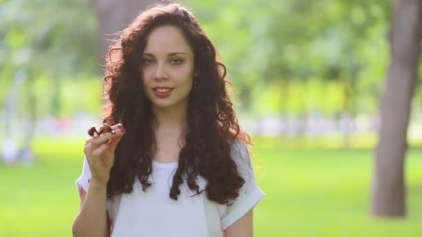 Zonneschijn Jonge Lachende Vrouw Met Krullend Haar Kijk Camera Glimlach — Stockvideo