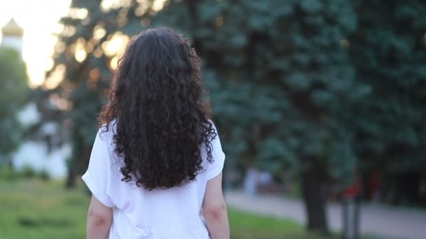 Солнечный Свет Молодой Улыбчивой Женщины Вьющимися Волосами Посмотрите Камеру Улыбка — стоковое видео