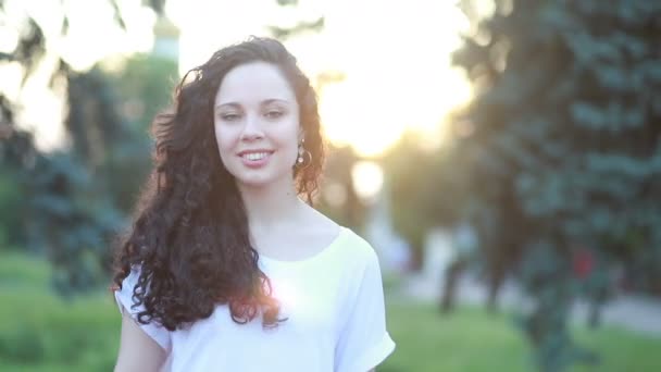 Zonneschijn Jonge Lachende Vrouw Met Krullend Haar Kijk Camera Glimlach — Stockvideo