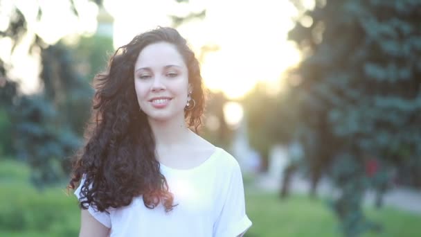 Zonneschijn Jonge Lachende Vrouw Met Krullend Haar Kijk Camera Glimlach — Stockvideo