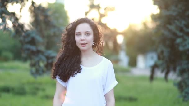 Zonneschijn Jonge Lachende Vrouw Met Krullend Haar Kijk Camera Glimlach — Stockvideo