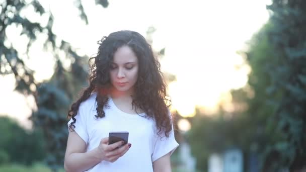 Porträtt Avslappnad Ung Dam Sommarpark Läser Ett Sms Sin Mobiltelefon — Stockvideo