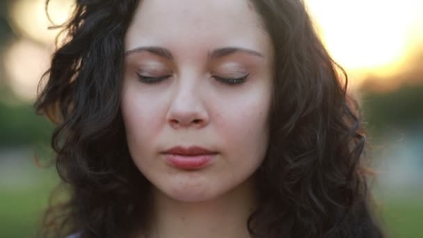 Güzel Genç Güzel Bir Kadının Kameraya Bakıp Gülümseyen Bir Portresi — Stok video