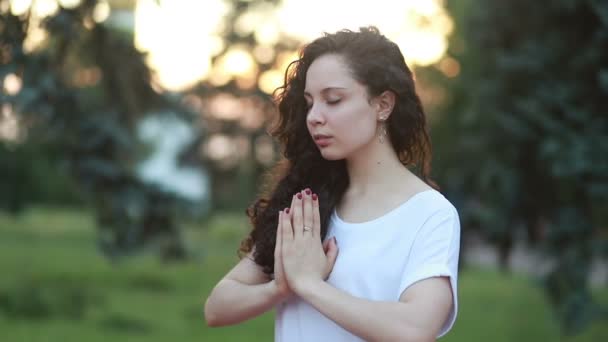 Mädchen Betet Mädchen Faltete Ihre Hände Gebet Silhouette Bei Sonnenuntergang — Stockvideo