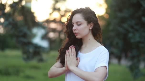 Menina Rezando Menina Dobrou Mãos Silhueta Oração Pôr Sol Estilo — Vídeo de Stock