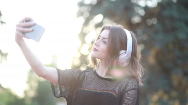 Linda Modelo Feminina Cidade Ouvir Música Seu Telefone Móvel Usando — Vídeo de Stock