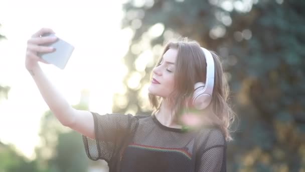 Mooi Vrouwelijk Model Staande Stad Het Luisteren Naar Muziek Haar — Stockvideo