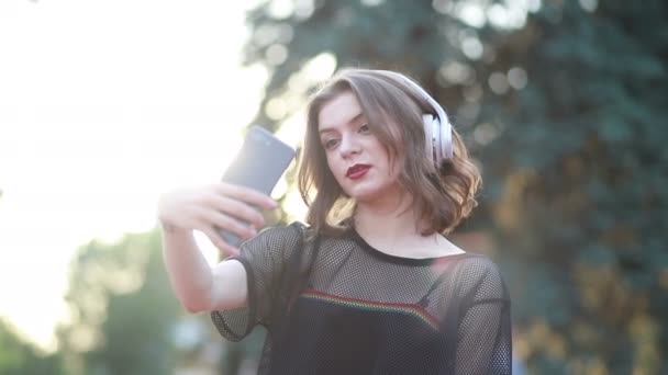 Vacker Kvinnlig Modell Står Staden Och Lyssnar Musik Sin Mobiltelefon — Stockvideo