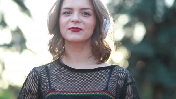 Schöne Mädchen Genießen Musik Hübsche Junge Frau Die Mit Weißen — Stockvideo