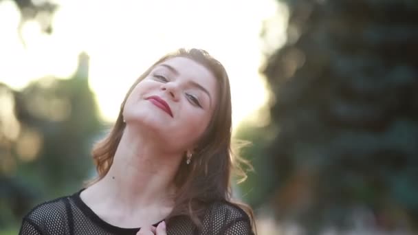 Porträt Attraktiver Sonnenschein Junge Lächelnde Frau Mit Haaren Blick Die — Stockvideo