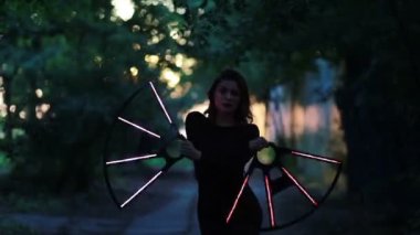 Liderlik gösterisi. Bir kadını arka planda, bükülmüş LED hayranlarının ellerinde,.