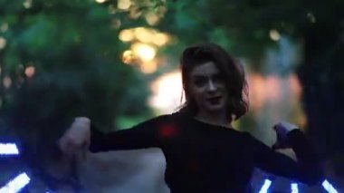 Liderlik gösterisi. Bir kadını arka planda, bükülmüş LED hayranlarının ellerinde,.