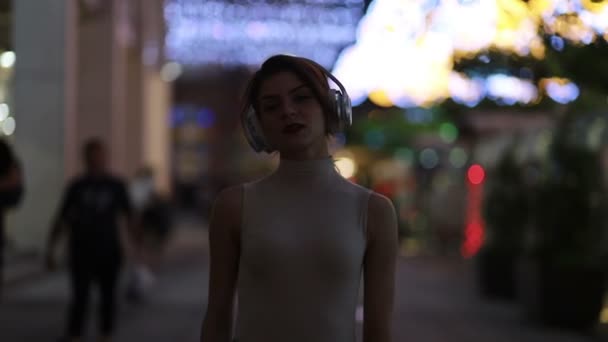 Piękna Dziewczyna Lubi Muzykę Ładna Młoda Kobieta Tańcząca Słuchająca Muzyki — Wideo stockowe