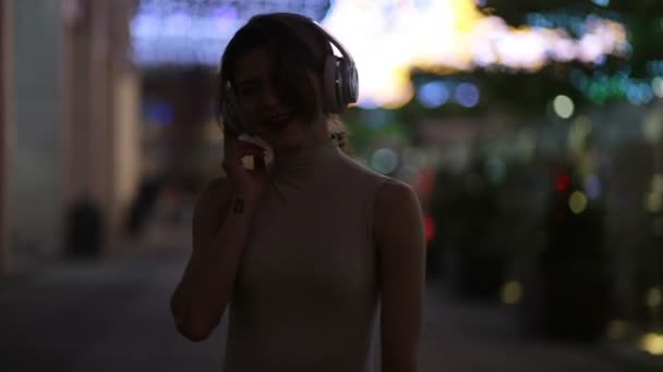 Mooi Vrouwelijk Model Staande Stad Het Luisteren Naar Muziek Haar — Stockvideo