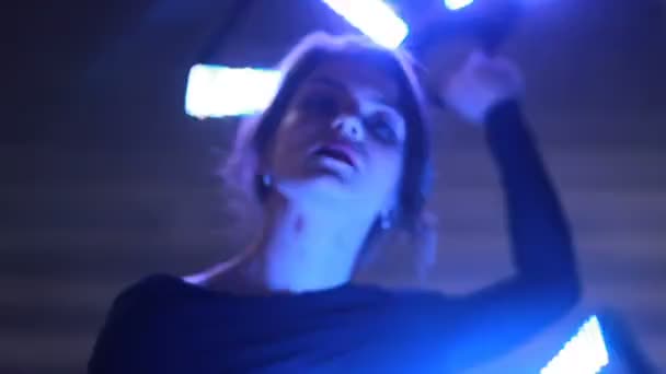 领导的表演 把一个女人关在台阶后面 握在扭曲的Led风扇手里 — 图库视频影像
