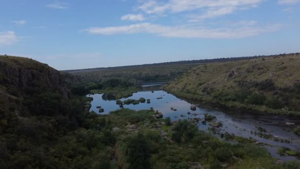 Luchtfotografie Drone Shot Van Een Berg Rivier Vliegen Achteruit Een — Stockvideo