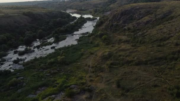 Fotografía Aérea Drone Disparo Río Montaña Volando Hacia Atrás Sobre — Vídeo de stock