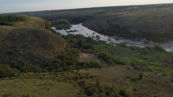 Flygfoto Drönare Skott Bergsflod Flyger Bakåt Över Ett Berg Passerar — Stockvideo