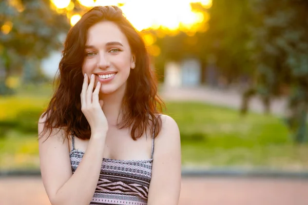 Beauty Sunshine Girl Portrait Mujer Feliz Sonriendo Retrato Emocional Moda — Foto de Stock