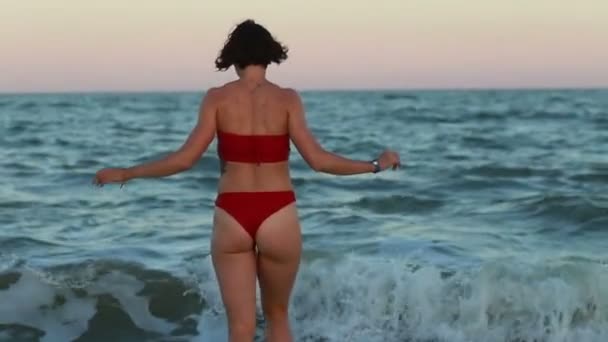 白人女孩走在沙滩上 女人在海滨散步 白色泡沫的海浪 年轻的白皙女子的腿 放松的概念 暑假背景 — 图库视频影像