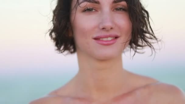 Mujer Caucásica Mirando Fijamente Sonriendo Cámara Cepillando Cabello Húmedo Aislado — Vídeos de Stock
