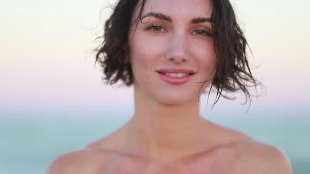Beyaz Kadın Kameraya Bakıyor Gülümsüyor Islak Saçlarını Tarıyor Bulanık Deniz — Stok video