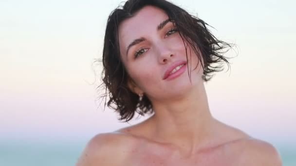 Mujer Caucásica Mirando Fijamente Sonriendo Cámara Cepillando Cabello Húmedo Aislado — Vídeos de Stock