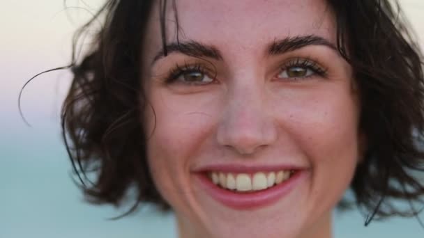 Mujer Caucásica Mirando Fijamente Sonriendo Cámara Cepillando Cabello Húmedo Aislado — Vídeos de Stock