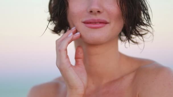 Caucasico Donna Guardando Sorridente Fotocamera Spazzolatura Suo Bagnato Capelli Isolato — Video Stock