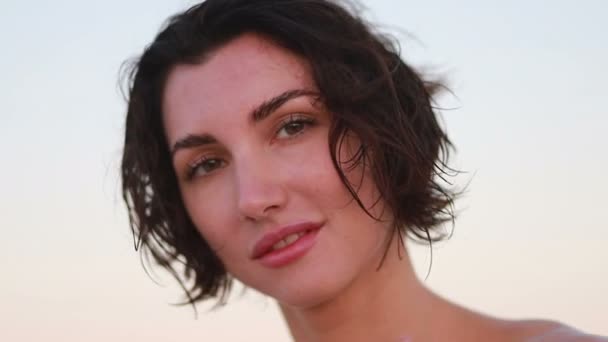 Caucasico Donna Guardando Sorridente Fotocamera Spazzolatura Suo Bagnato Capelli Isolato — Video Stock