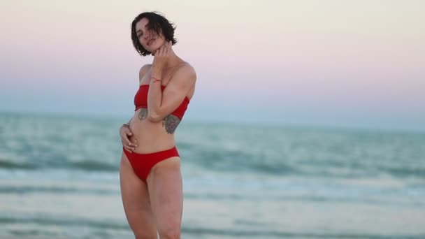 소녀는 모래사장을 걷습니다 여자가 해변을 걷는다 거품이 피부가 여자의 클로즈업 — 비디오